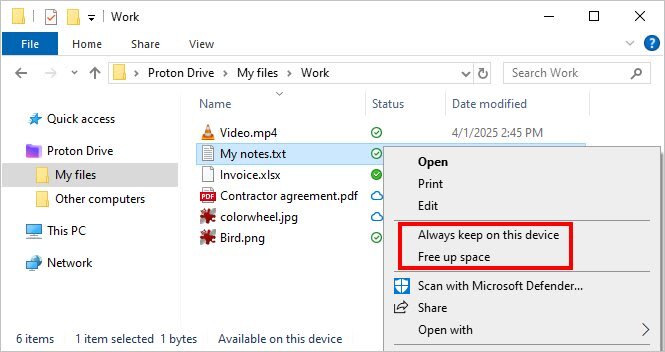 Explorador de Windows dentro de Proton Drive con el menú del botón derecho abierto y las opciones Always keep on this device y Free up space resaltadas