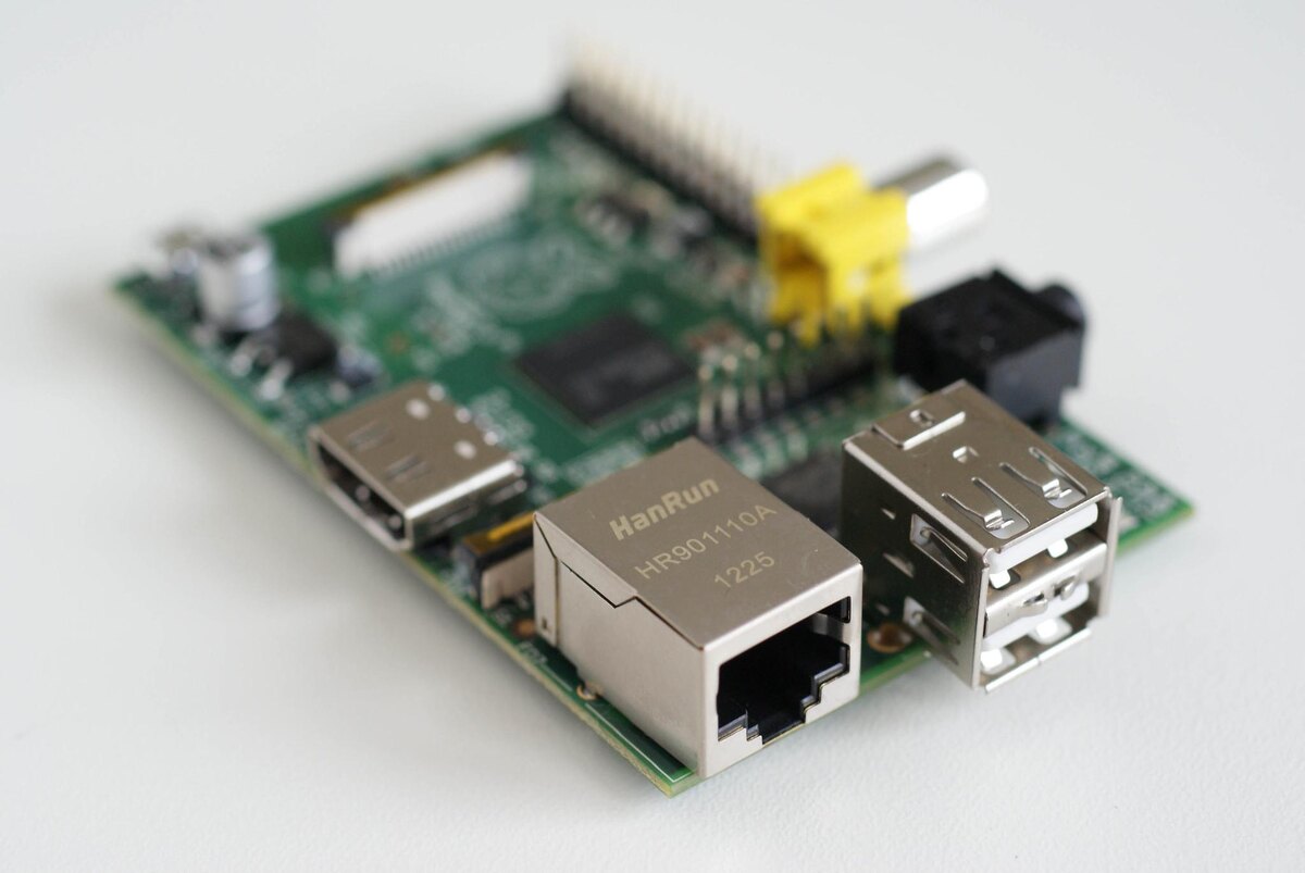Una placa Raspberry Pi vista de cerca con su puerto Ethernet y sus conectores