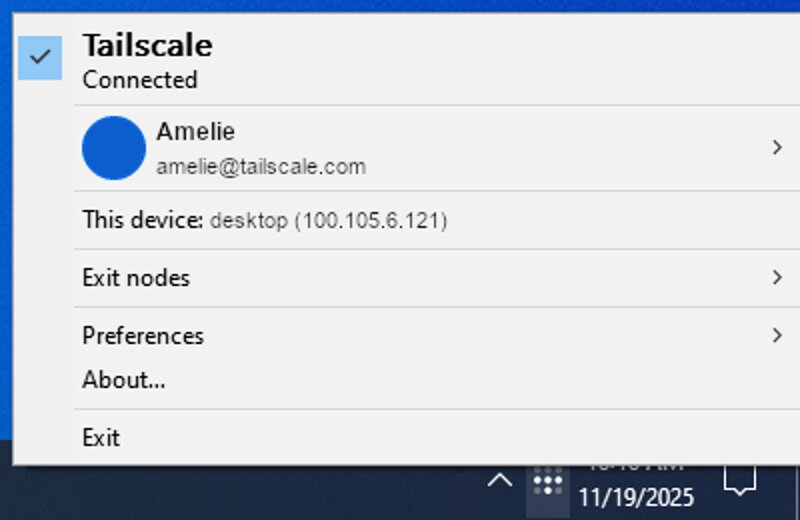 Menú de Tailscale junto al reloj de Windows con las entradas Exit nodes, Preferences, About y Exit