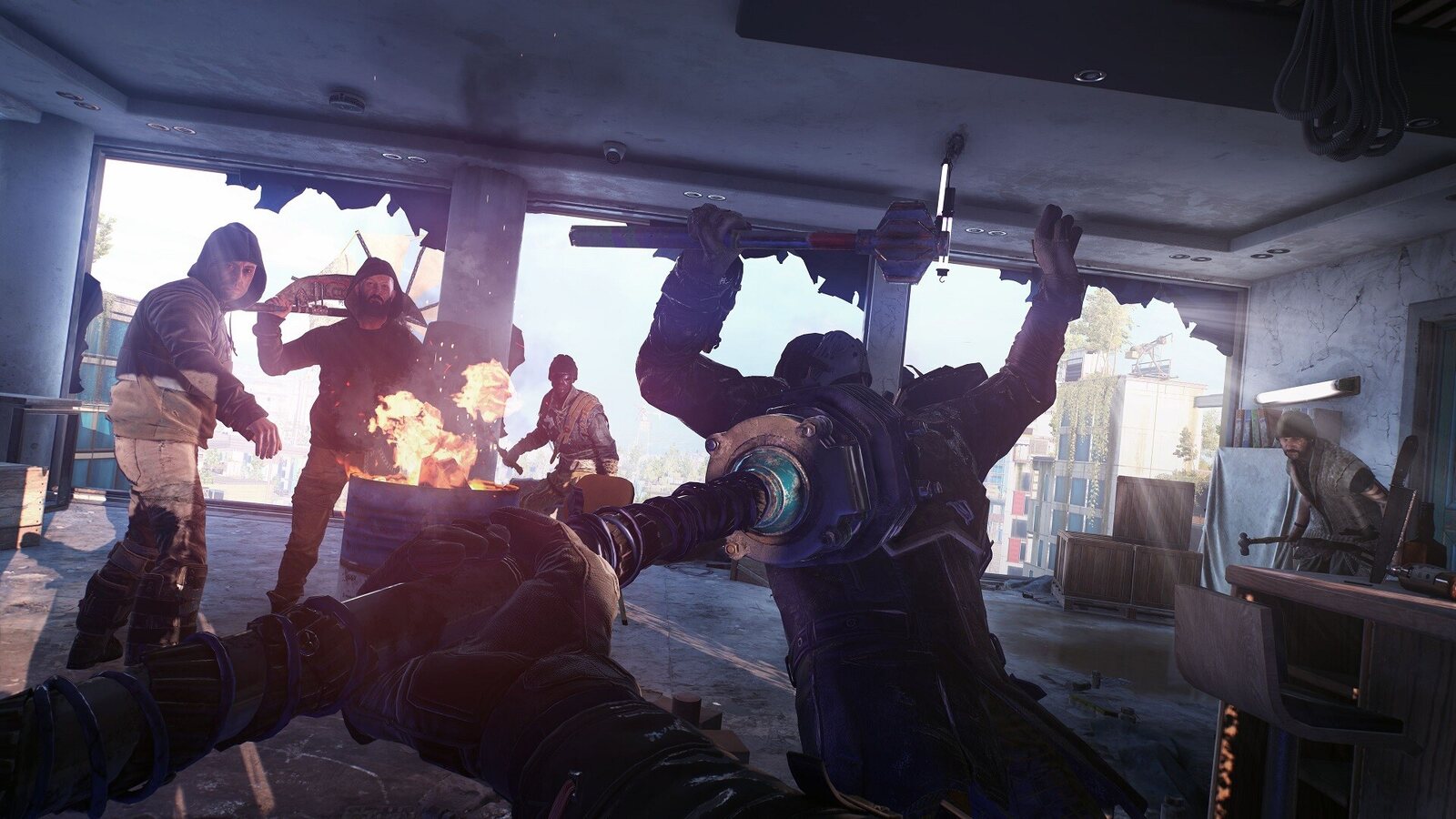 Captura oficial de Dying Light 2: varios supervivientes luchan juntos contra infectados dentro de un edificio de Villedor