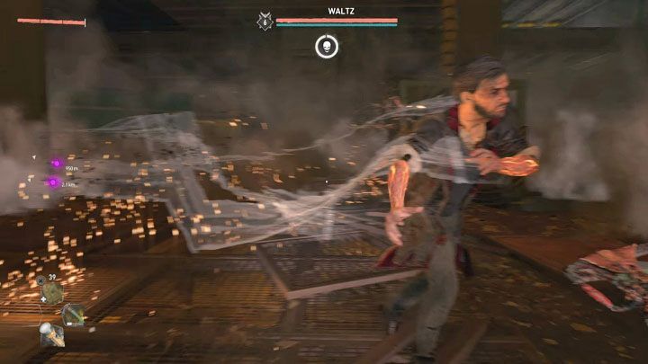 Waltz en pleno combate, con su barra de vida arriba, lanzando un ataque entre cintas de tela