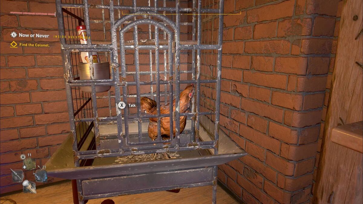 El gallo Brunek dentro de una jaula de metal en una sala de ladrillo, con un objetivo de misión en pantalla