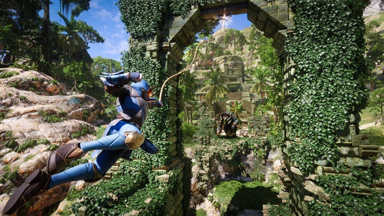 Una heroína con traje azul salta por un arco cubierto de hiedra con una selva verde al fondo