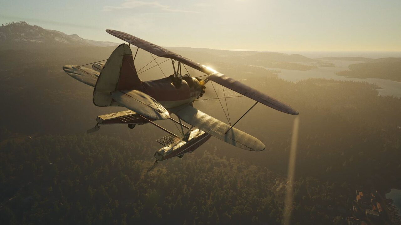 Una avioneta de dos alas sobrevolando un paisaje de colinas y lagos al atardecer