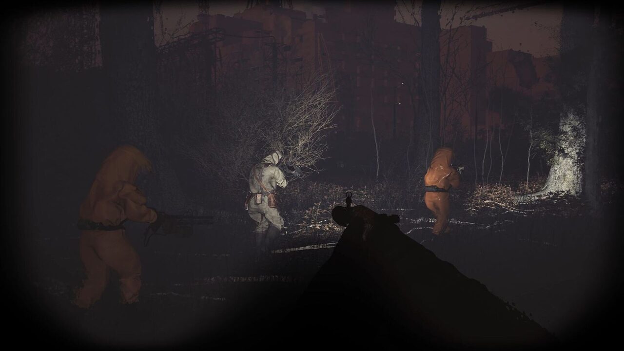 Tres figuras con trajes de protección naranja y blanco entre árboles de noche, vistas por encima de un arma en primera persona